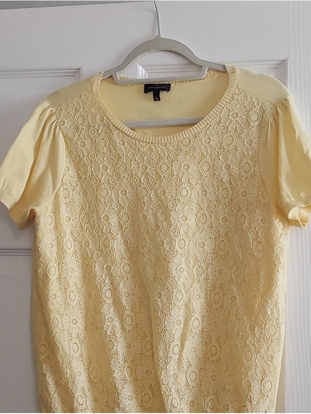 Liz Claiborne Pale Yellow Lace Front Short Sleeve Top